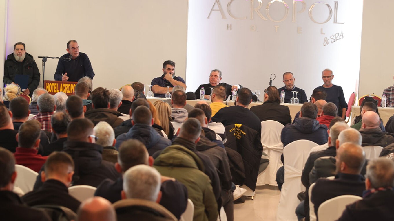 Παραμένουν στα μπλόκα οι αγρότες